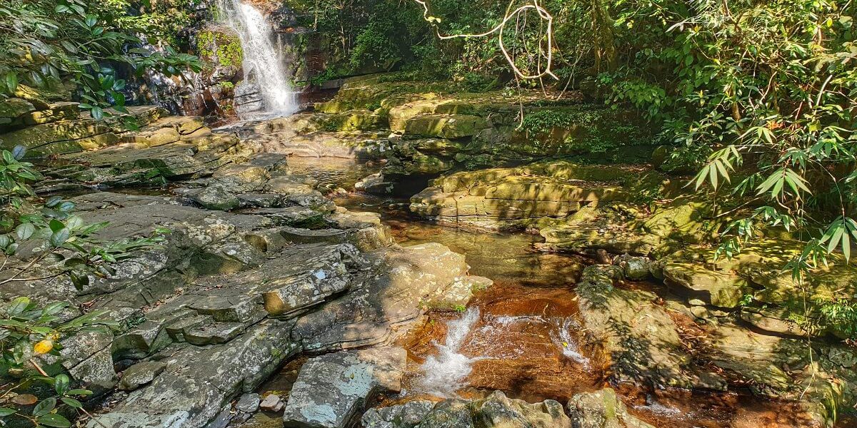 bach-ma-wasserfall-ueberqueren-01