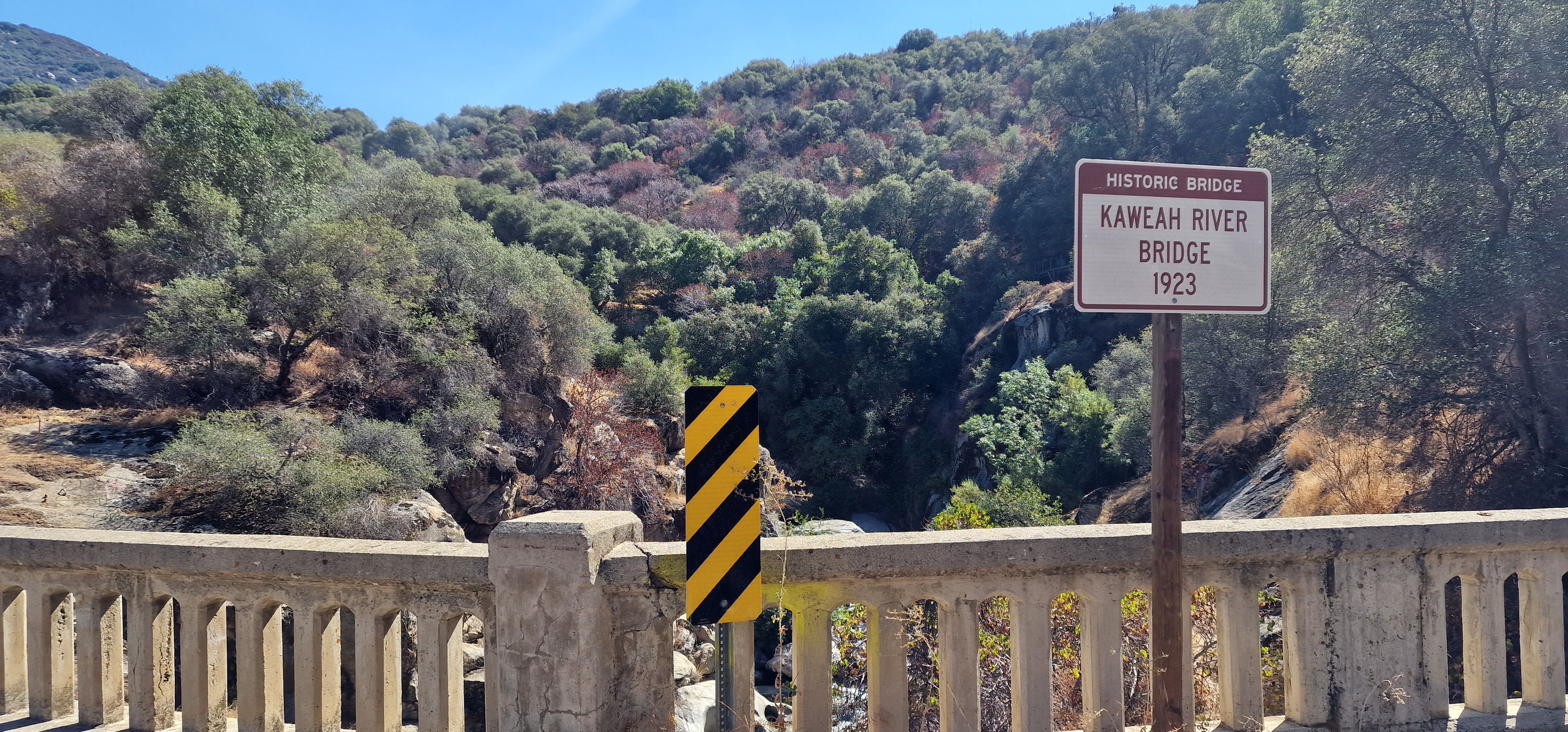 Die historische Kaweah River Bridge auf dem Weg zum Silver City Mountain Resort